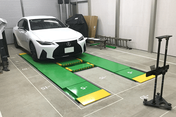 ADAS搭載車に対応するエーミング専用機